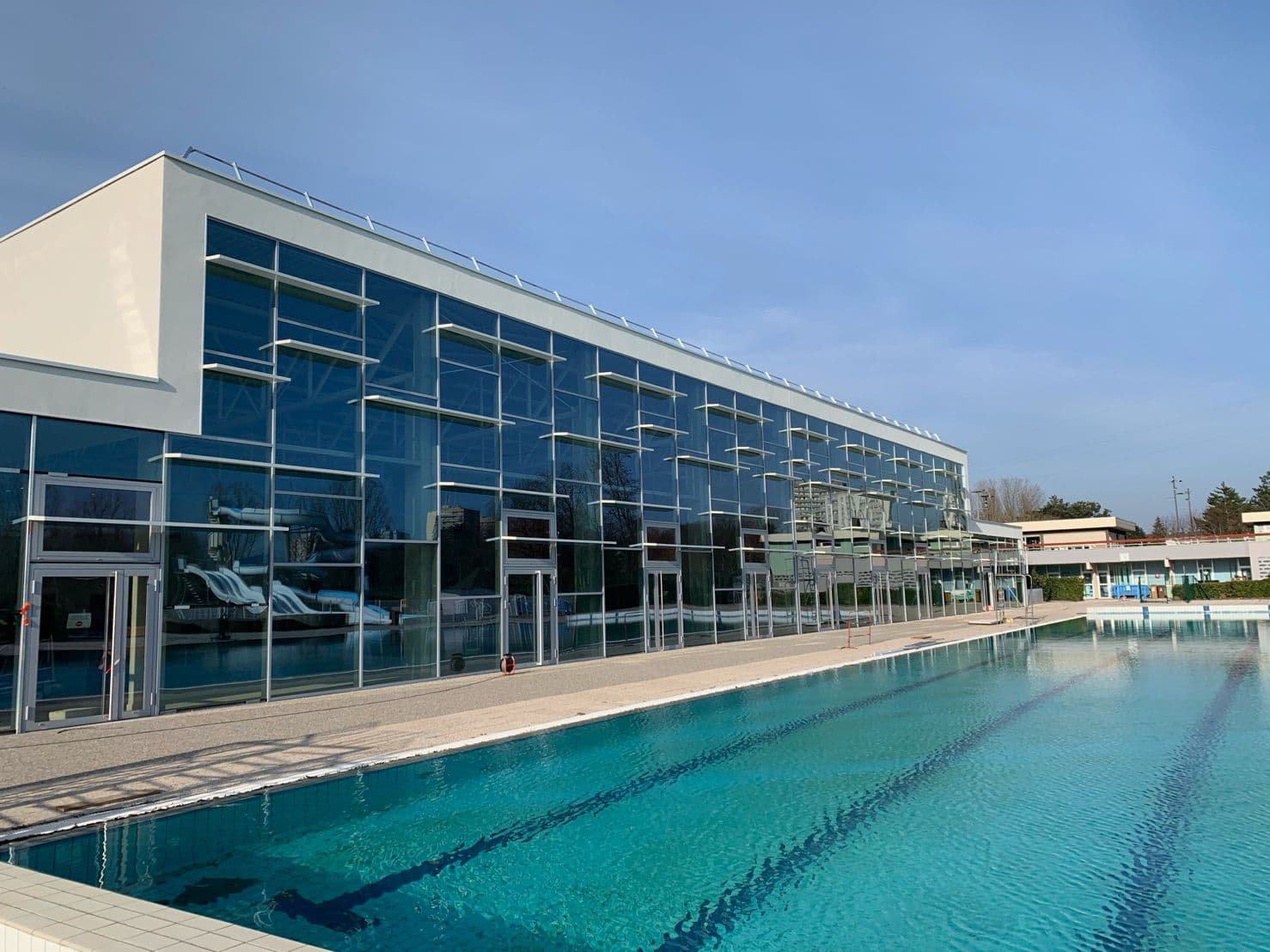 Vitrines et murs-rideaux — réalisation Alu Factory