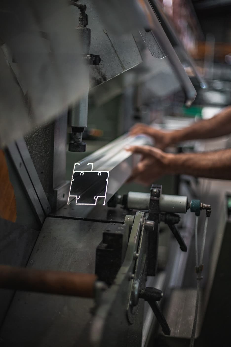 Artisan Alu Factory travaillant l'aluminium en atelier