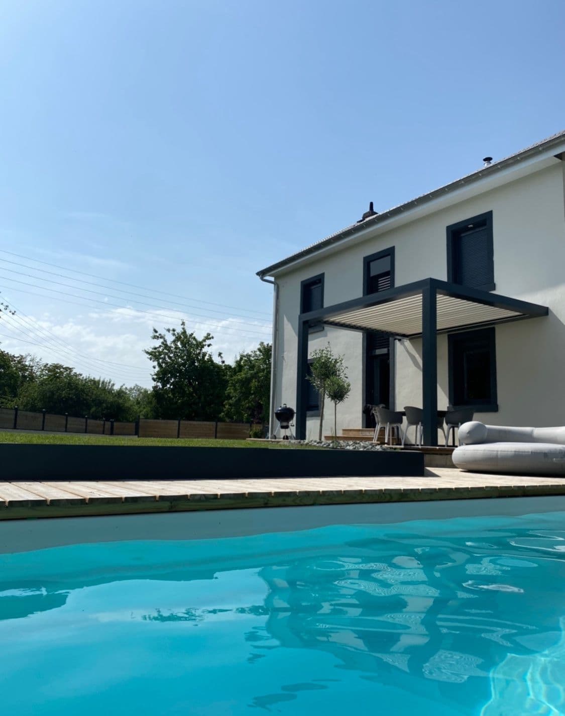 Pergolas bioclimatiques — réalisation Alu Factory